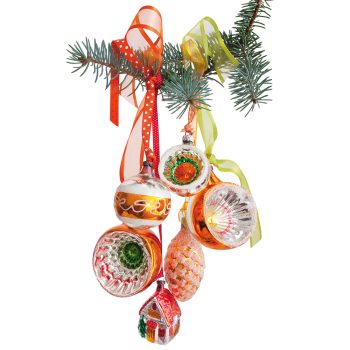 Vintage kerstballen hangend aan een dennentak
