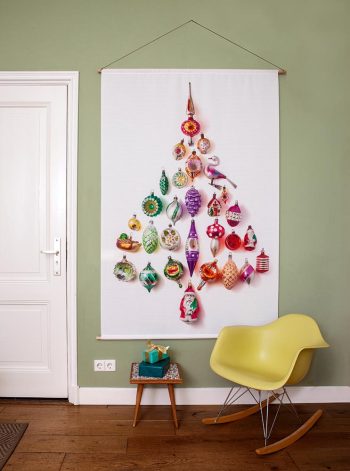 Alternatieve en duurzame kerstboom - gemaakt van kerstballen