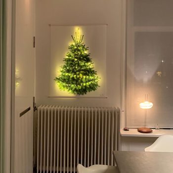Kerstboom aan de muur met lichtjes