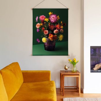 Huiskamer met gele bank en aan de muur een bloemenwandkleed