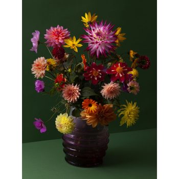 Foto van vaas bloemen op donkere ondergrond.