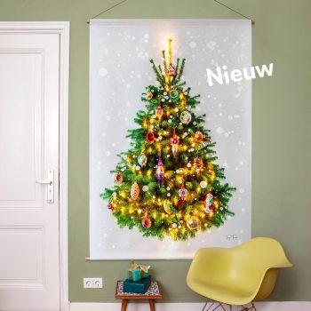 Grote kerstboom aan de muur (wandkleed). De kerstballen zijn erop gedrukt. Net echt! Voor de kerstboom staat een geel stoeltje en links een deur.