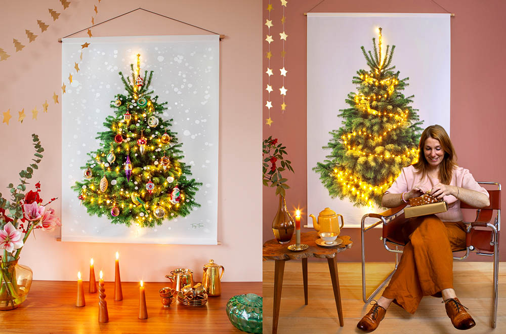 Duurzaam en sociaal kerstpakket Een alternatieve kerstboom aan de muur (versierd met kerstballen) en een dame die haar kerstgeschenk uitpakt (terwijl ze voor een heel groot kerstboom-wandkleed zit)