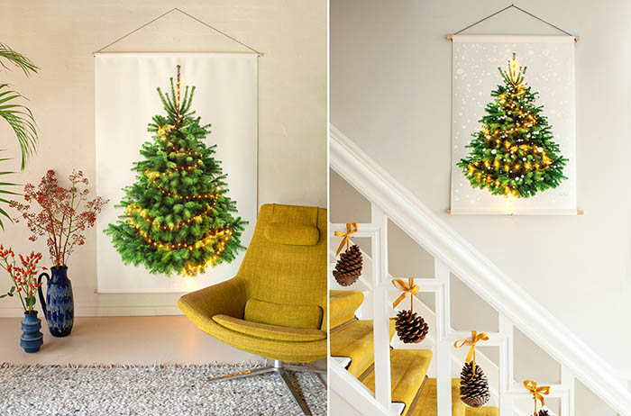 Duurzame kerstversiering bedrijfsruimte Kerstboom met daarvoor een okergele stoel en rechts een kerstboom in een trappenhal (en er hangen dennenappels aan de trap)