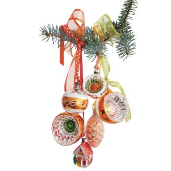 Een tros echt oude kerstballen hangend aan een kersttak