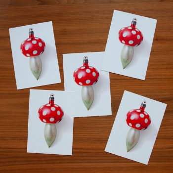 5 kerstkaartjes met een kerstbal van een paddenstoel