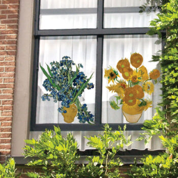 Van Gogh raamstickers (irissen en zonnebloemen) op de ramen van een huis